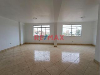 Foto 13 de Se Vende Casa De 3 Pisos Frente Al Parque Urb. El Roble Pte. Piedra .