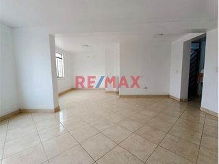 Foto 16 de Se Vende Casa De 3 Pisos Frente Al Parque Urb. El Roble Pte. Piedra .