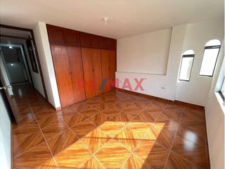 Foto 2 de Vendo Lindo Dúplex En Villa María Del Triunfo De 165M2