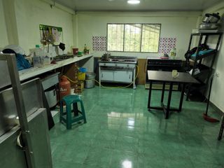 Foto 2 de Propiedad en venta, a la via asfaltada, restaurante bar, amoblado, cerca de Quito.