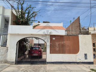 Foto 1 de VENTA DE CASA FRENTE A PARQUE Y CERCA DEL MERCADO DE MOSHOQUEQUE