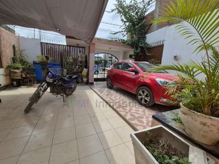 Foto 2 de VENTA DE CASA FRENTE A PARQUE Y CERCA DEL MERCADO DE MOSHOQUEQUE