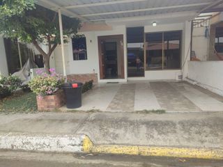 Foto 1 de casa en alquiler en manta zona norte E/P
