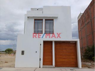 Foto 1 de Hermosa Casa De 3 Pisos En Alquiler Con Cochera // ID: 1128536