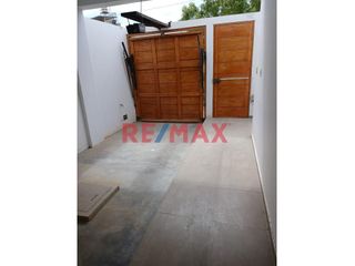 Foto 3 de Hermosa Casa De 3 Pisos En Alquiler Con Cochera // ID: 1128536
