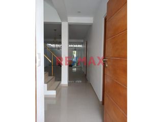 Foto 4 de Hermosa Casa De 3 Pisos En Alquiler Con Cochera // ID: 1128536