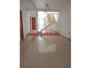 Foto 5 de Hermosa Casa De 3 Pisos En Alquiler Con Cochera // ID: 1128536