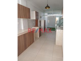 Foto 6 de Hermosa Casa De 3 Pisos En Alquiler Con Cochera // ID: 1128536