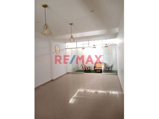 Foto 8 de Hermosa Casa De 3 Pisos En Alquiler Con Cochera // ID: 1128536