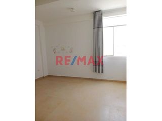 Foto 15 de Hermosa Casa De 3 Pisos En Alquiler Con Cochera // ID: 1128536