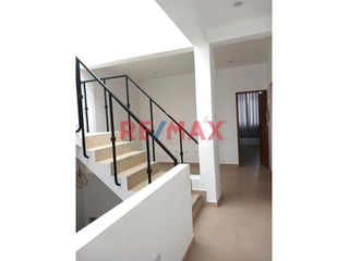 Foto 19 de Hermosa Casa De 3 Pisos En Alquiler Con Cochera // ID: 1128536