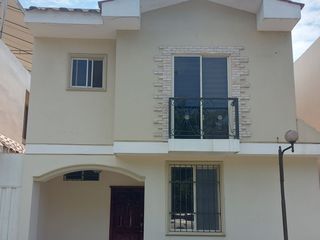 Foto 1 de Se Alquila en Machala en Urbanización Privada Casa con A/A y Cortinas