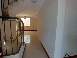 Foto 3 de Se Alquila en Machala en Urbanización Privada Casa con A/A y Cortinas