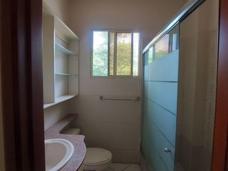 Foto 13 de Se Alquila en Machala en Urbanización Privada Casa con A/A y Cortinas