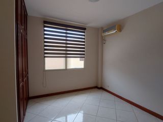 Foto 15 de Se Alquila en Machala en Urbanización Privada Casa con A/A y Cortinas