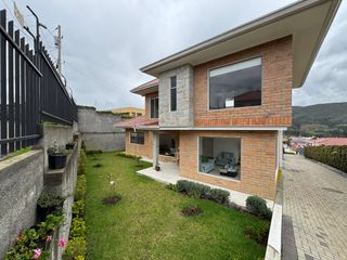 Foto 3 de Casa Semi Amueblada con 3 dormitorios en exclusiva Zona de Cuenca [Condominio Cerrado]