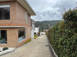 Foto 4 de Casa Semi Amueblada con 3 dormitorios en exclusiva Zona de Cuenca [Condominio Cerrado]