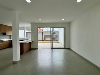 Foto 5 de Casa a Estrenar 3 dormitorios en Challuabamba - Amplio Espacio y Patio BBQ [Sin Amueblar].