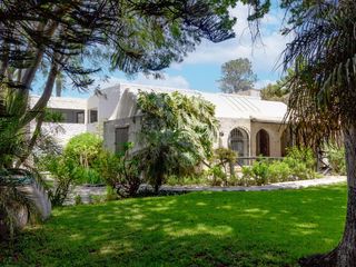 Foto 1 de Vendo Hermosa Casa Estilo Tradicional En La Av. Arancota A La Entrada De Tiabaya