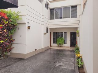 Foto 2 de ENCANTADORA CASA EN MIRAFLORES