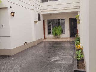 Foto 3 de ENCANTADORA CASA EN MIRAFLORES