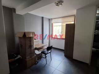 Foto 12 de Venta De Casa De 3 Pisos + Piscina En Urb. Ingenieria A.C. 326 M2 Usd 290,000