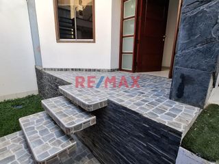 Foto 2 de Venta De Casa De 3 Pisos + Piscina En Urb. Ingenieria A.C. 326 M2 Usd 290,000