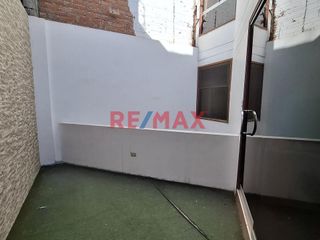 Foto 16 de Venta De Casa De 3 Pisos + Piscina En Urb. Ingenieria A.C. 326 M2 Usd 290,000