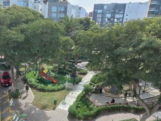 Foto 2 de ALQUILO DEPARTAMENTO AMOBLADO FRENTE A PARQUE EN MIRAFLORES