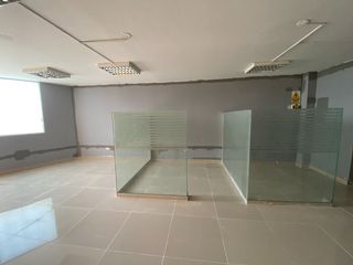 Foto 5 de Se alquila oficina en Av. aviacion de 200m2