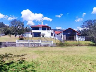 Foto 1 de Venta de casa con amplios jardines, Conocoto con cercanía al colegio Salle