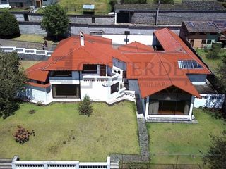 Foto 2 de Venta de casa con amplios jardines, Conocoto con cercanía al colegio Salle