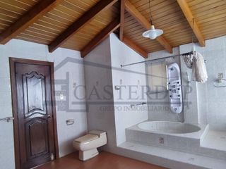 Foto 4 de Venta de casa con amplios jardines, Conocoto con cercanía al colegio Salle