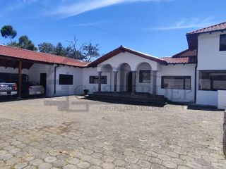 Foto 5 de Venta de casa con amplios jardines, Conocoto con cercanía al colegio Salle