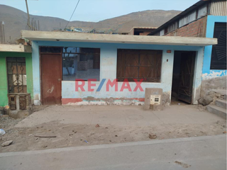 Foto 1 de Se Vende Casa Como Terreno En Ocasion A 1 Cuadra De La Avenida Principal