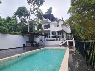 Foto 2 de Rodeada de naturaleza y con vistas espectaculares a la montaña, esta casa te invita a imaginar una vida llena de posibilidades en Tarapoto.