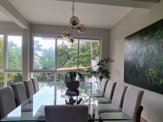 Foto 3 de Rodeada de naturaleza y con vistas espectaculares a la montaña, esta casa te invita a imaginar una vida llena de posibilidades en Tarapoto.