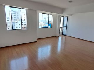 Foto 2 de Alquiler de Iluminado Departamento de 2 Dormitorios y Cochera  en Miraflores