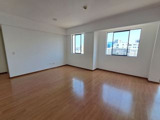 Foto 4 de Alquiler de Iluminado Departamento de 2 Dormitorios y Cochera  en Miraflores