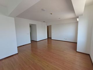 Foto 5 de Alquiler de Iluminado Departamento de 2 Dormitorios y Cochera  en Miraflores