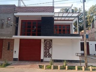 Foto 1 de CASA EN ALQUILER - RESIDENCIAL SAN CARLOS - FRENTE AL PARQUE - 131 m2