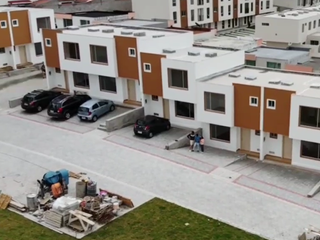 Foto 1 de Casas Crédito VIP La Armenia Puente 3 Valle de los Chillos 3 dormitorios 2 parqueaderos jardín privado