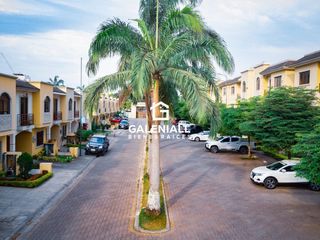 Foto 10 de Apartamento de 3 Habitaciones en Venta en Planta Baja en Urb. La Riviera con Patio y Muebles de diseñadora