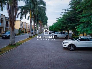 Foto 13 de Apartamento de 3 Habitaciones en Venta en Planta Baja en Urb. La Riviera con Patio y Muebles de diseñadora