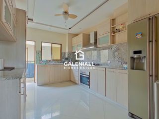 Foto 2 de Apartamento de 3 Habitaciones en Venta en Planta Baja en Urb. La Riviera con Patio y Muebles de diseñadora
