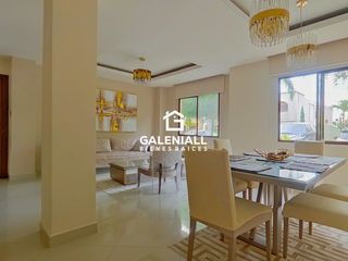 Foto 3 de Apartamento de 3 Habitaciones en Venta en Planta Baja en Urb. La Riviera con Patio y Muebles de diseñadora