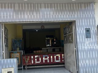 Foto 4 de Amplio Local Comercial A Un Paso De La Plaza Miguel Grau - Carmen De La Legua