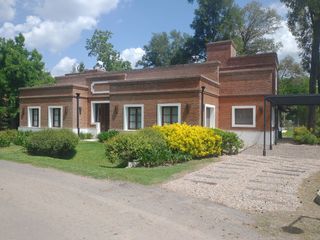 Foto 1 de Excelente Casa Estilo Campo - 375 m² Construidos Sobre 1203 m² de Lote
