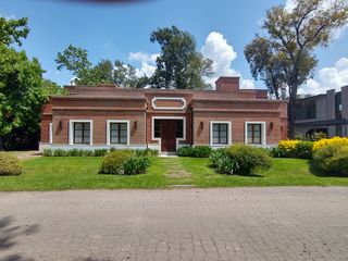 Foto 2 de Excelente Casa Estilo Campo - 375 m² Construidos Sobre 1203 m² de Lote