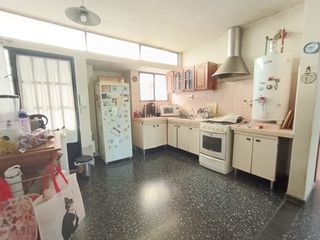 Foto 3 de VENDO AMPLIA CASA EN VENTA - ZONA EXHIPODROMO -